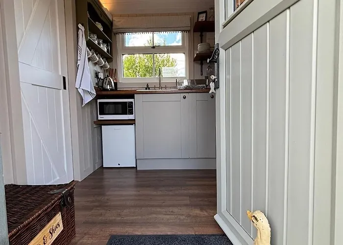 Ewes Rest Shepherds Hut *