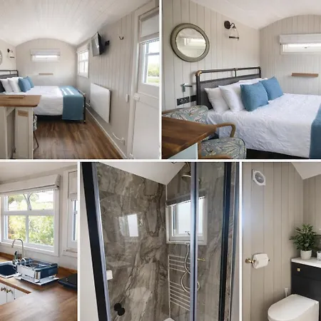 Ewes Rest Shepherds Hut *